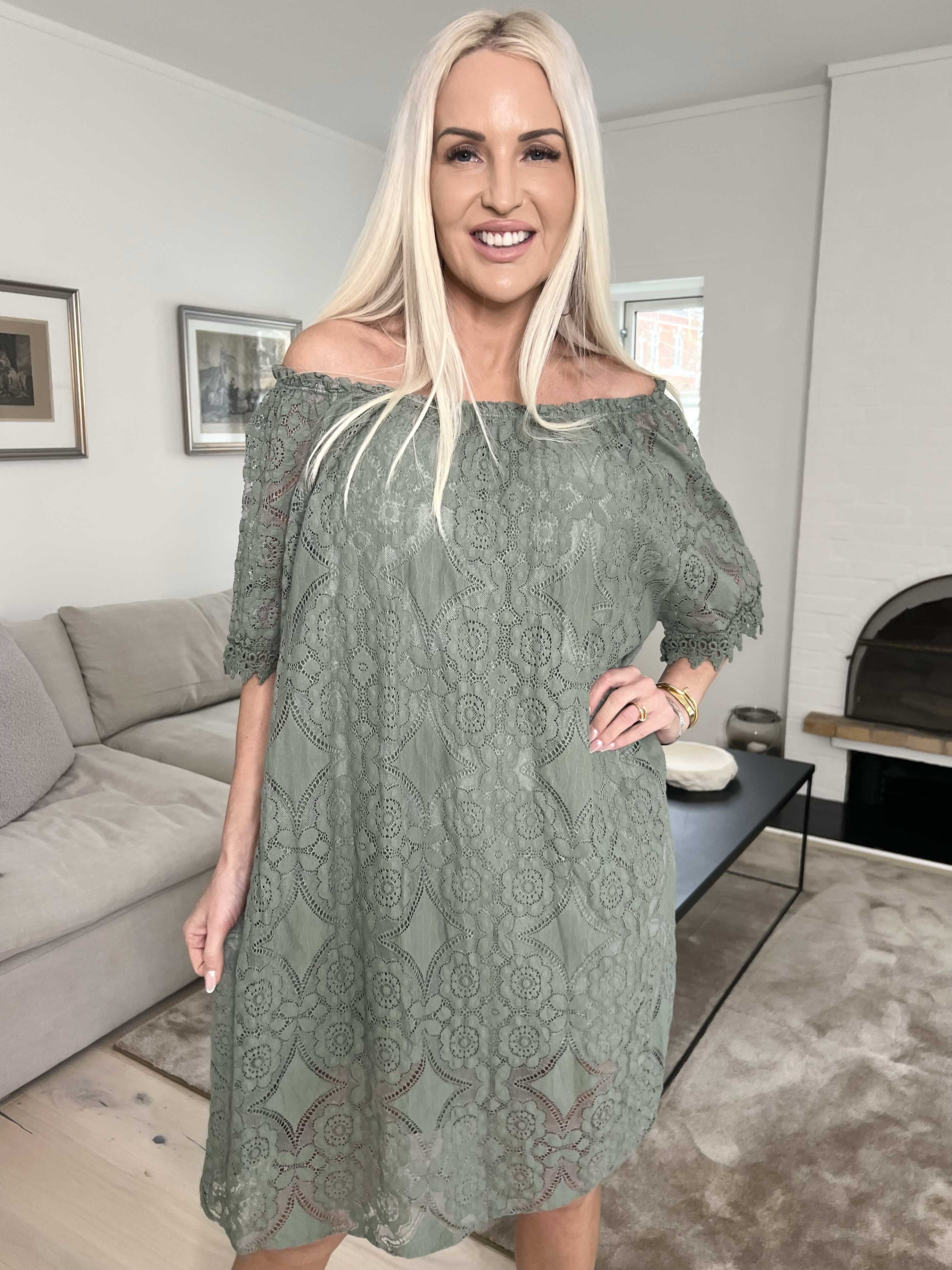 Thea - Sød blondekjole med elastikkant i udskæringen